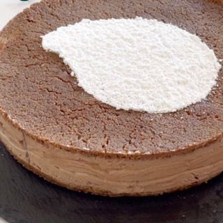 Una torta al cioccolato con zucchero a velo sopra