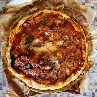 Una pizza è appoggiata su un pezzo di carta marrone