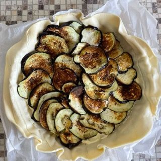 Una crosta di torta ripiena di melanzane a fette su un tavolo