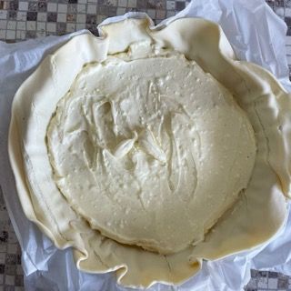 Una crosta di torta farcita con una densa salsa bianca