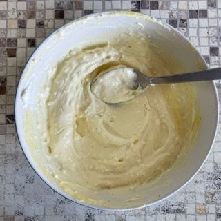 Una ciotola di pastella con un cucchiaio dentro