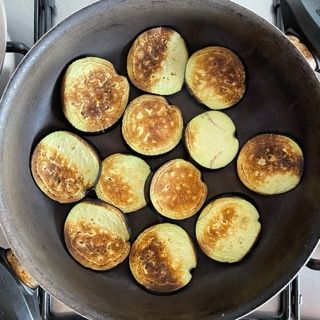 I pancake vengono cucinati in una padella sul fornello