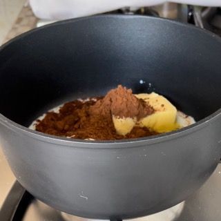 Una pentola piena di burro e cacao in polvere su un fornello.