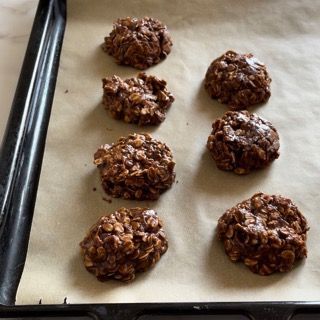 Un vassoio di biscotti al cioccolato appoggiato su un pezzo di carta oleata
