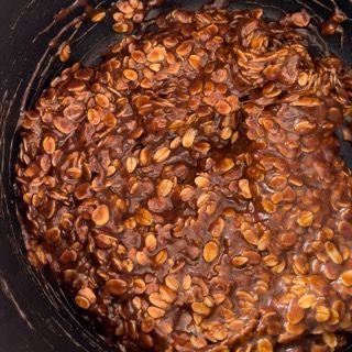 Un primo piano di un porridge ricoperto di cioccolato in una padella