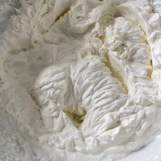 Un primo piano di panna montata in una ciotola