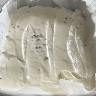 Un primo piano di una besciamella in una padella.