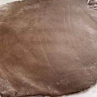 Primo piano di un pezzo di pasta al cioccolato su un tavolo.