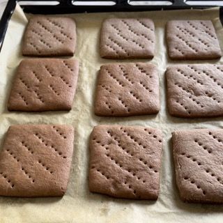 Un mucchio di biscotti sono appoggiati su una teglia da forno