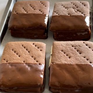 Quattro sandwich al gelato al cioccolato sono su un vassoio