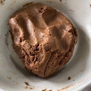 Un primo piano di un pezzo di pasta al cioccolato in una ciotola