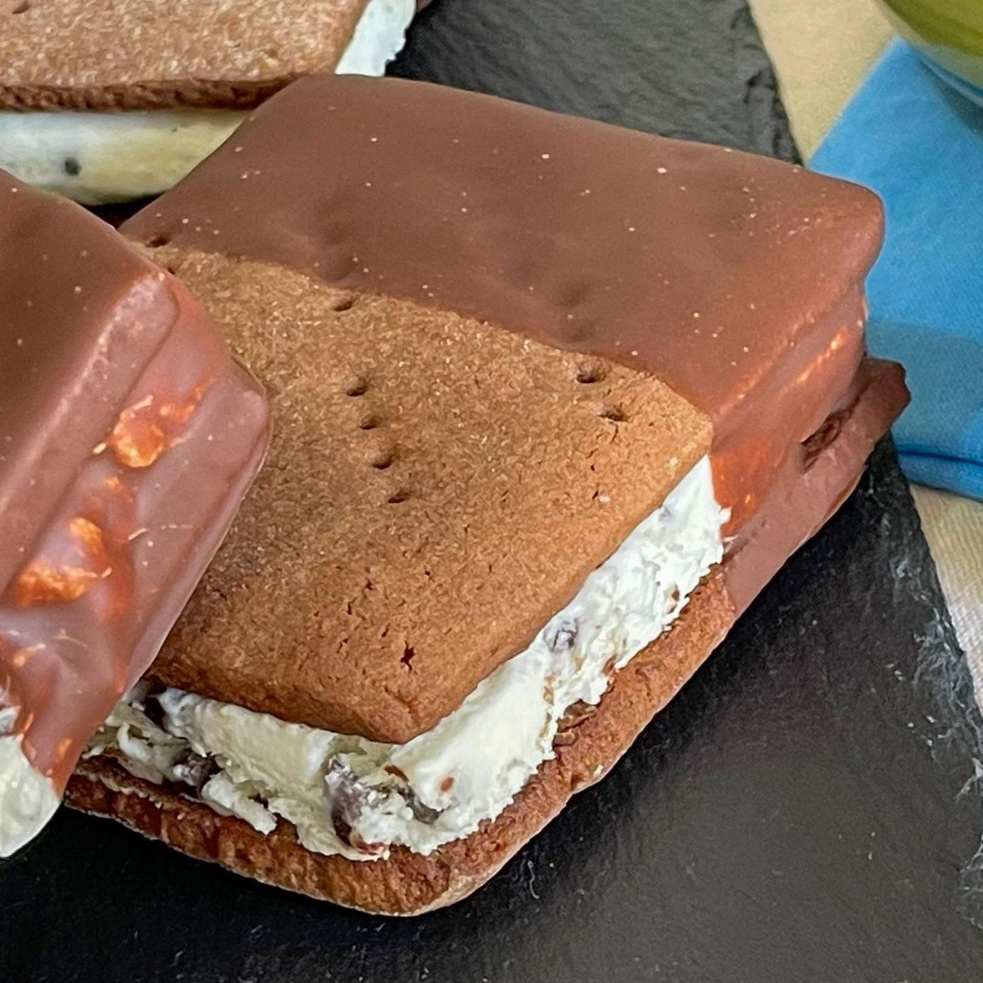 Un primo piano di un gelato al cioccolato su un tavolo