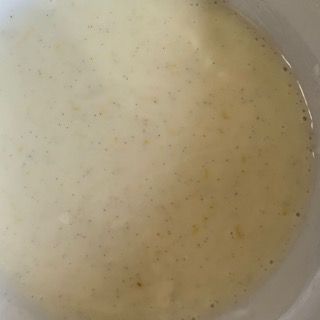 Primo piano di una besciamella in una ciotola.