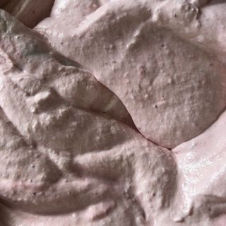 Un primo piano della consistenza di un gelato rosa.