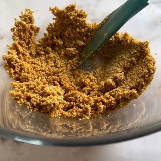 Una ciotola di impasto per biscotti con una spatola dentro.