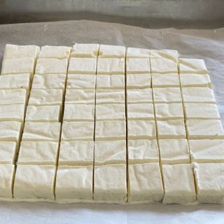 Un mucchio di quadrati bianchi su un pezzo di carta oleata