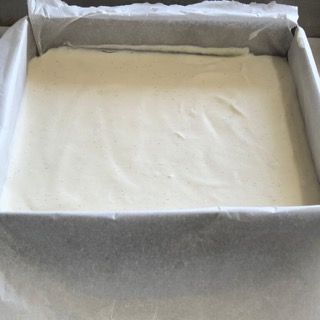 Una scatola piena di una sostanza bianca è appoggiata su un tavolo.