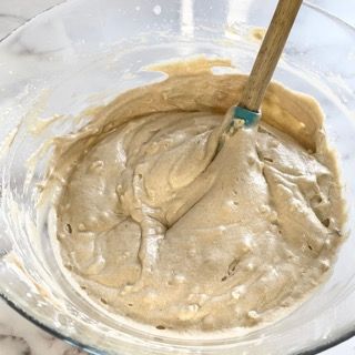 Una ciotola di pastella con un cucchiaio di legno dentro