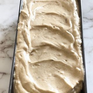 Una pagnotta di gelato è in una teglia su un tavolo.