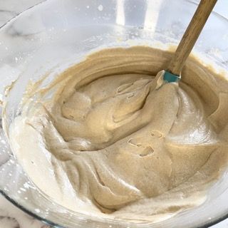 Una ciotola di pastella con un cucchiaio di legno dentro