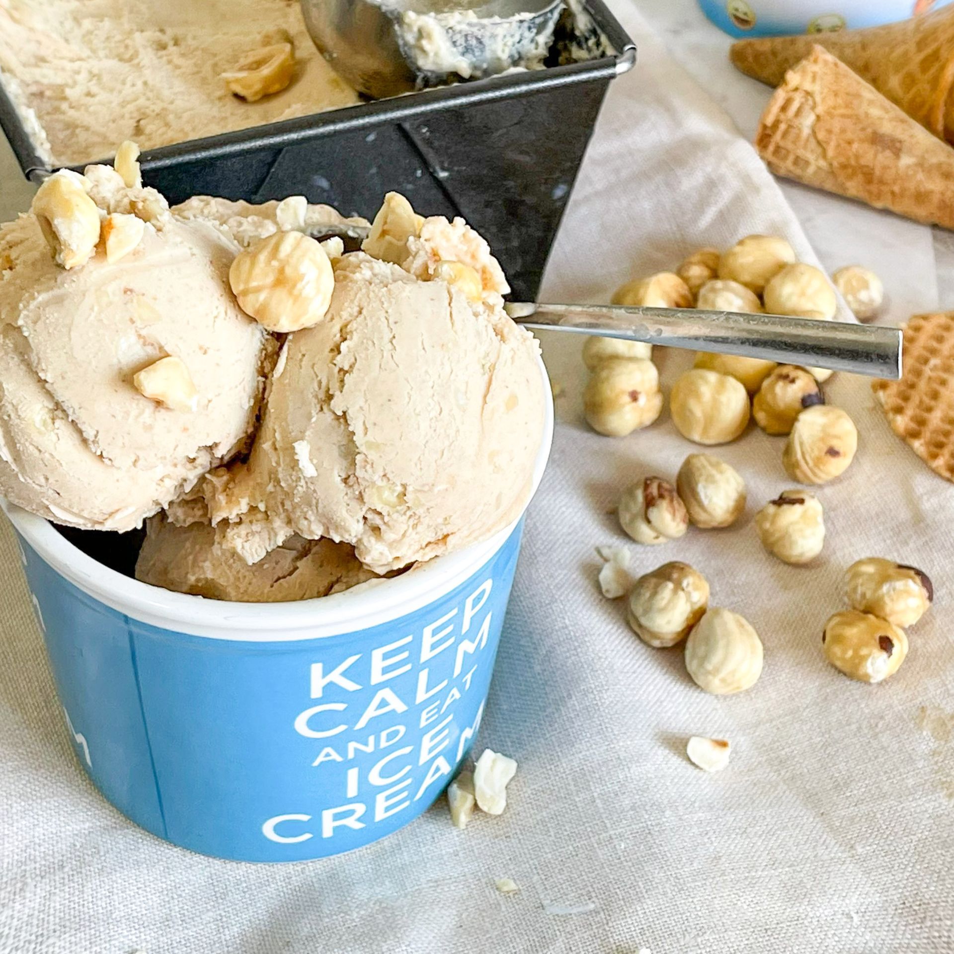 Una coppa di gelato con la scritta 