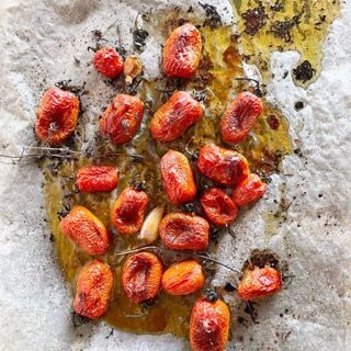 Un mazzo di pomodori è appoggiato su un pezzo di carta