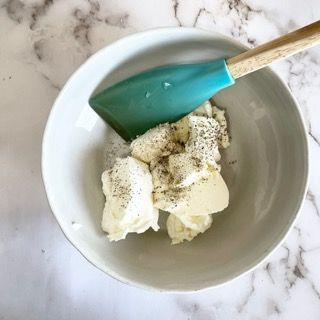 Una ciotola di gelato con una spatola dentro.