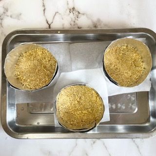 Un vassoio di metallo con quattro cupcake sopra