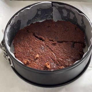 Una torta al cioccolato in una teglia con una fetta mancante