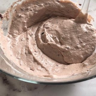 Un primo piano di una coppetta di gelato con un cucchiaino dentro.