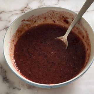 Una ciotola di zuppa con un cucchiaio dentro