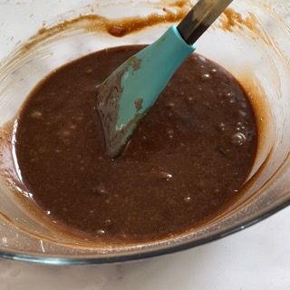 Una ciotola di salsa al cioccolato con una spatola dentro