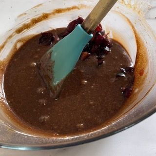 Una ciotola di salsa al cioccolato con una spatola dentro