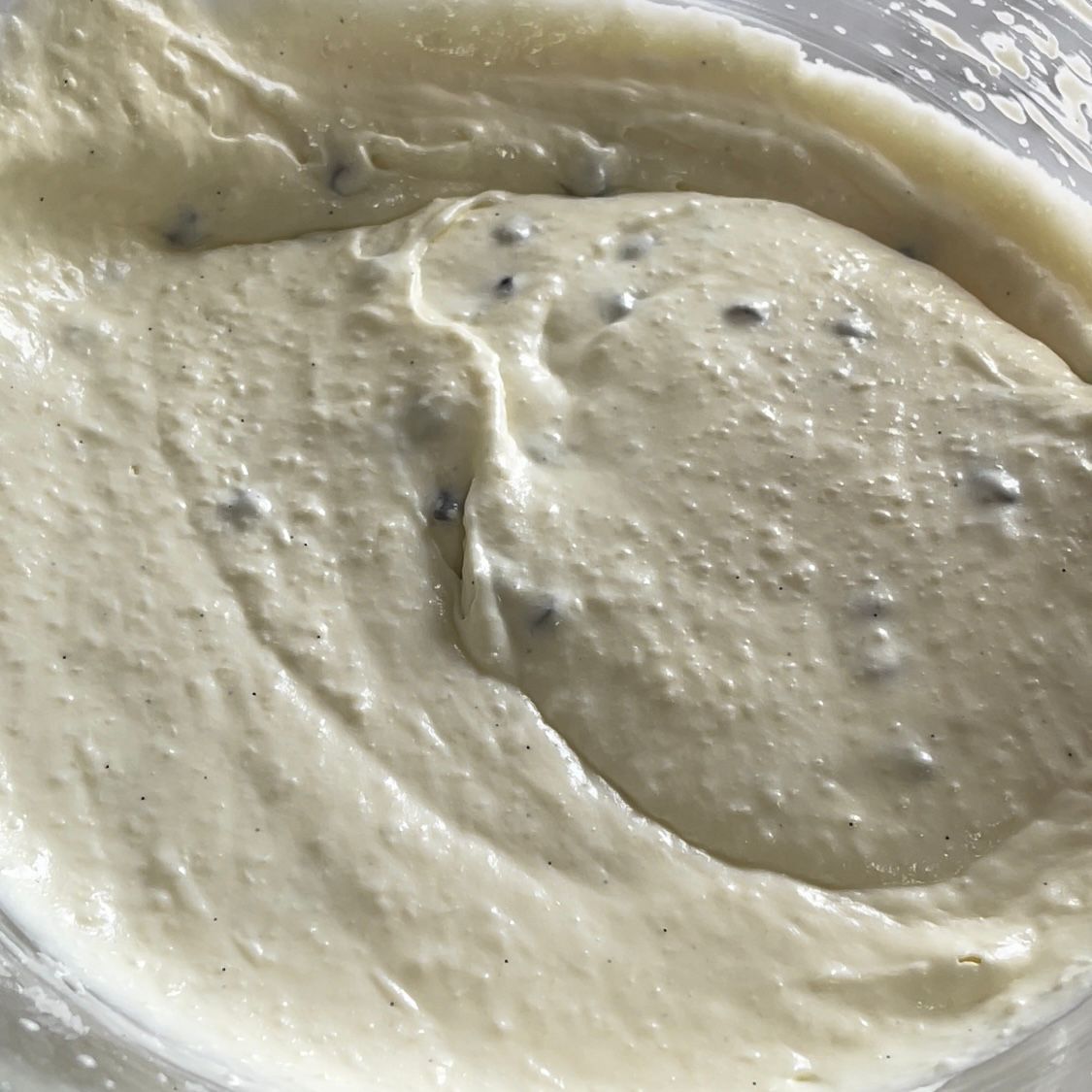 Un primo piano di una salsa bianca in una ciotola