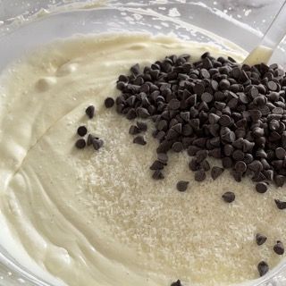 Le gocce di cioccolato vengono versate in una ciotola di pastella