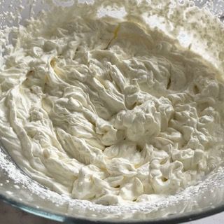 Una ciotola di panna montata con zucchero a velo sopra