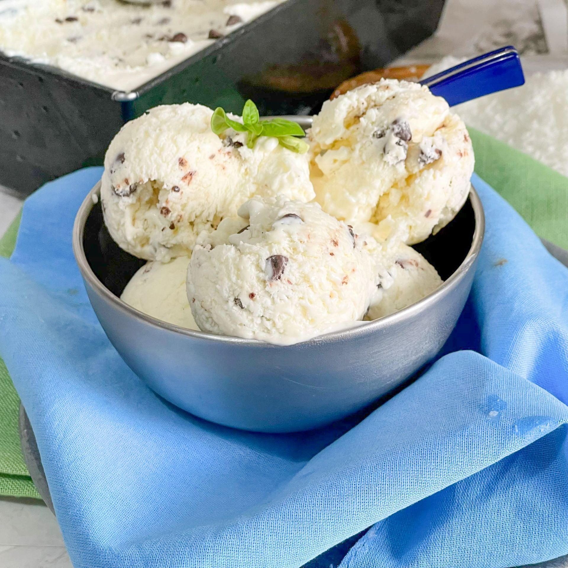 Una ciotola di gelato è appoggiata su un asciugamano blu.