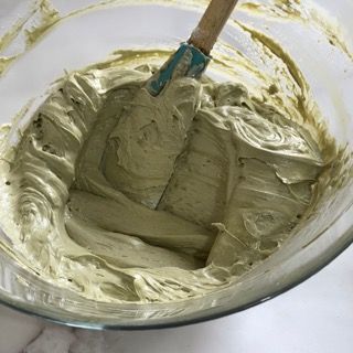 Una ciotola di glassa con una spatola dentro