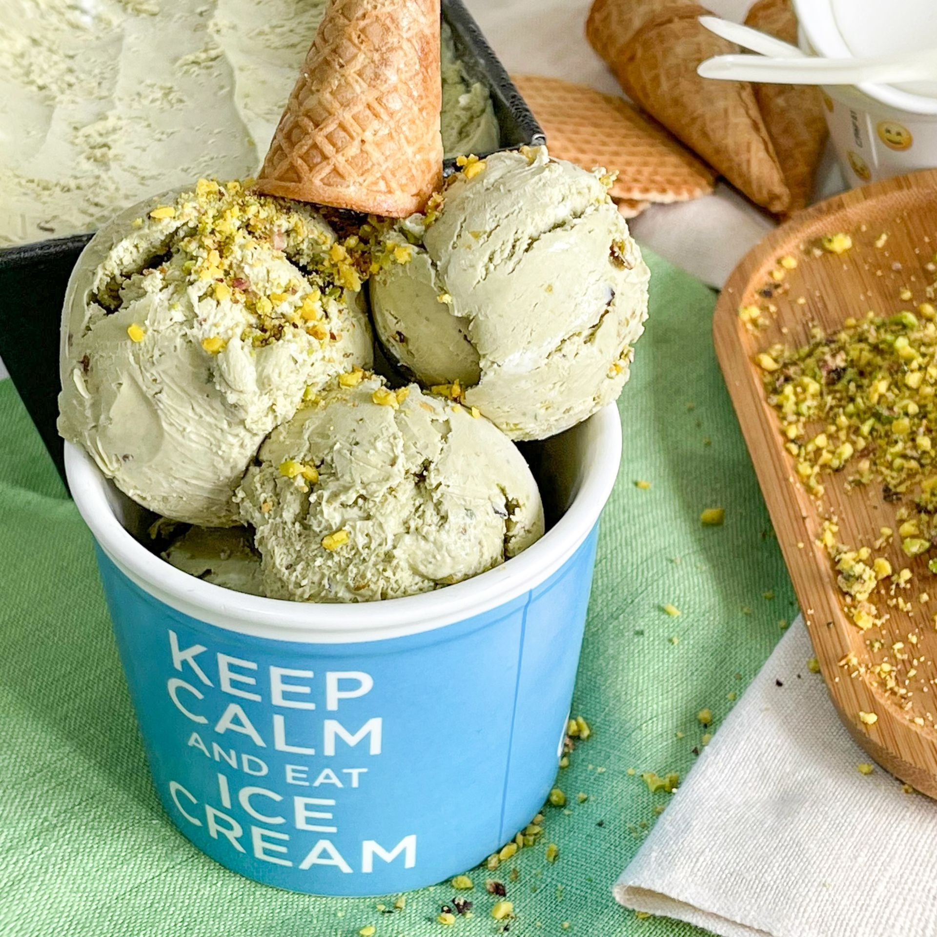 Una coppa di gelato blu 