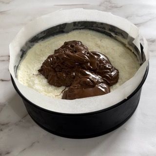 Una ciotola di cibo con sopra della salsa al cioccolato