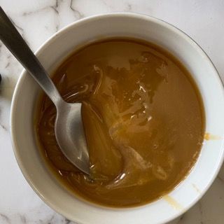 Una ciotola di zuppa con un cucchiaio dentro