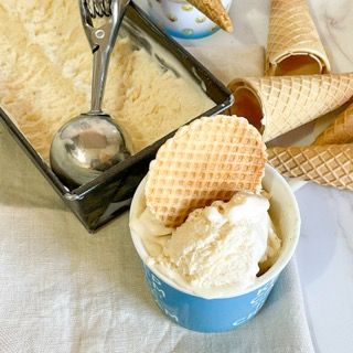 Una ciotola di gelato accanto a un contenitore di gelato