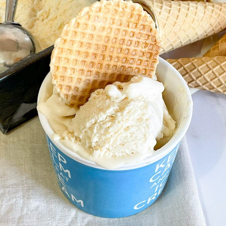 Una coppa di gelato con dentro un cono di cialda.