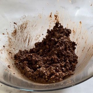 Una ciotola di vetro piena di una sostanza di colore marrone