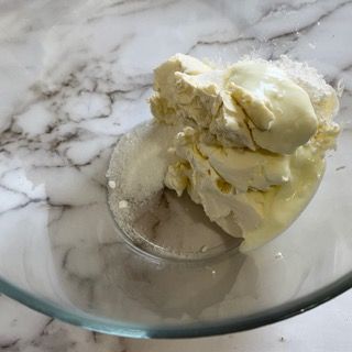 Un primo piano di una coppa di gelato su un tavolo.