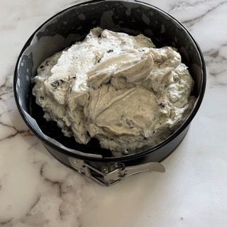 Una padella nera piena di gelato su un tavolo