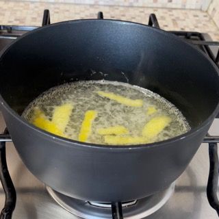 Una pentola di burro sta cuocendo sul fornello