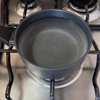 Una pentola d'acqua è appoggiata sul fornello