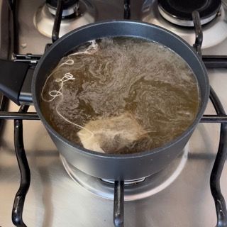 Una pentola di zuppa sta cuocendo sul fornello