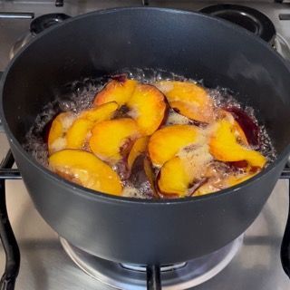 Le pesche vengono cotte in una pentola sul fornello